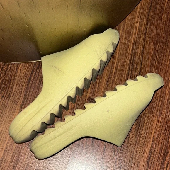 YEEZY slides - Picture 6 of 9